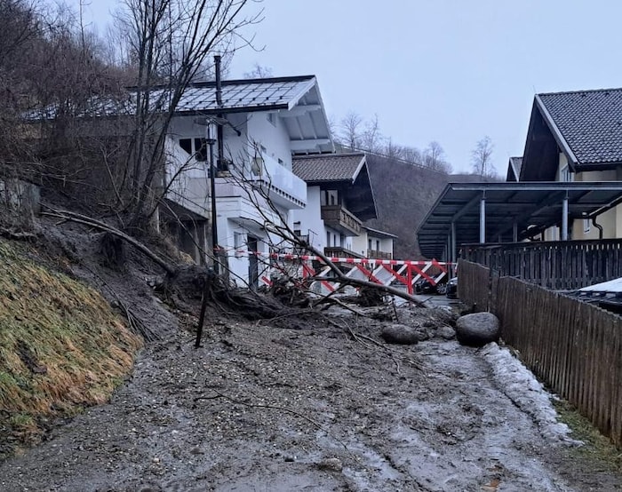 Ein Wasserrohrbruch war die Ursache für den Erdrutsch.