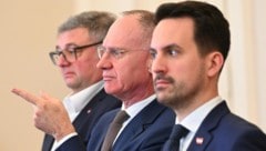 Von links: Staatssekretär Jörg Leichtfried (SPÖ), Innenminister Gerhard Karner (ÖVP) und ...