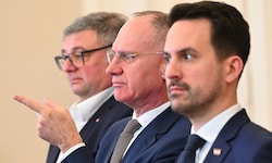 Von links: Staatssekretär Jörg Leichtfried (SPÖ), Innenminister Gerhard Karner (ÖVP) und ...