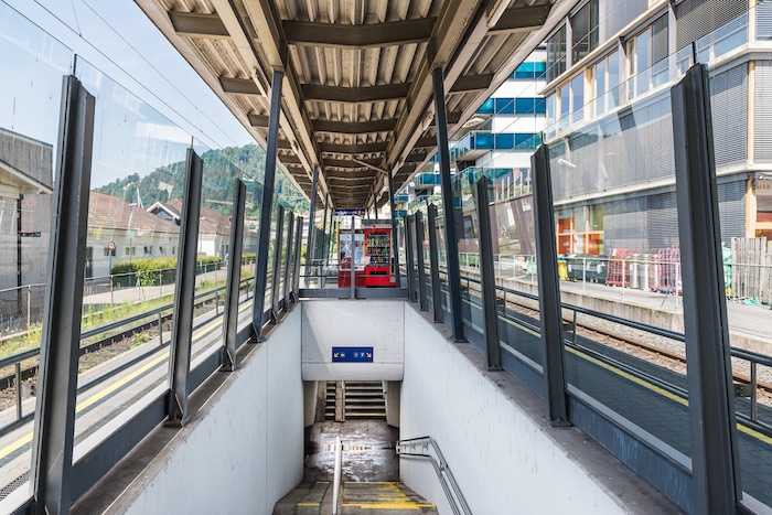 Alles andere als einladend: der derzeitige Zugang zur Haltestelle.