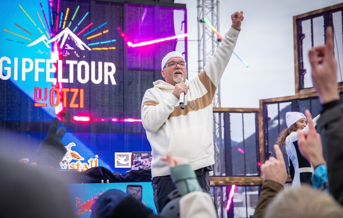 DJ Ötzi heizt die Gipfel in Österreich ein.
