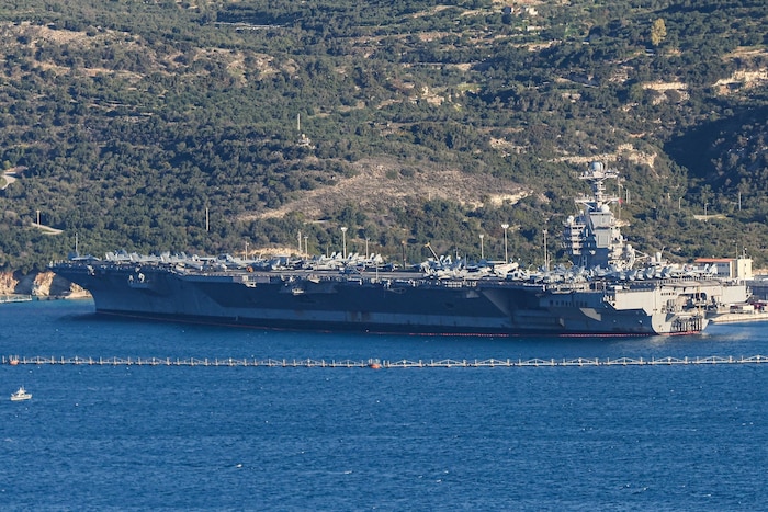 Aufnahme vom Februar 2026: Die USS Gerald R. Ford in der Nähe der Militärbasis Souda in ...