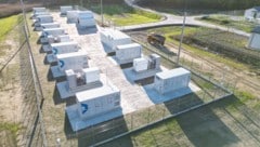 In solchen Batterieparks (Oberösterreich) wird überschüssiger Strom gespeichert und in Zeiten, ...