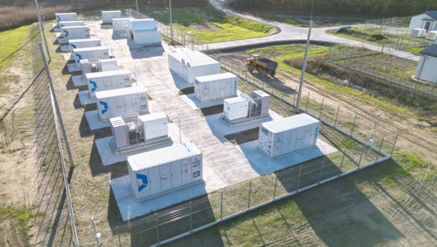 In solchen Batterieparks (Oberösterreich) wird überschüssiger Strom gespeichert und in Zeiten, ...