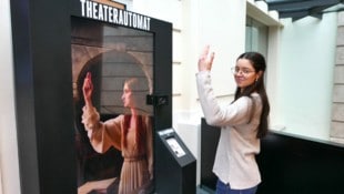 Entwicklerin Jolanda Abasolo,  FH Hagenberg, vor dem „Theaterautomat“