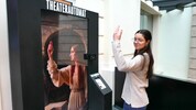 Entwicklerin Jolanda Abasolo,  FH Hagenberg, vor dem „Theaterautomat“