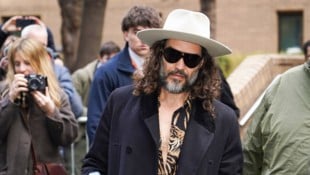 Russell Brand erschien mit Bibel und Kreuz um den Hals beim Gerichtstermin und plädierte auf ...