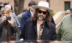Russell Brand erschien mit Bibel und Kreuz um den Hals beim Gerichtstermin und plädierte auf ...