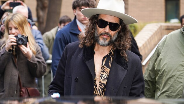 Russell Brand erschien mit Bibel und Kreuz um den Hals beim Gerichtstermin und plädierte auf ...