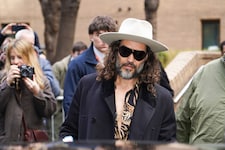 Russell Brand erschien mit Bibel und Kreuz um den Hals beim Gerichtstermin und plädierte auf ...