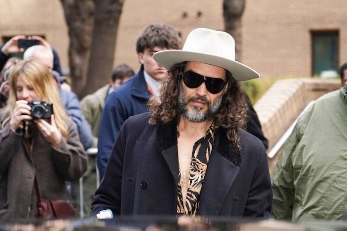 Russell Brand muss sich vor Gericht verantworten.