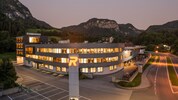Die imposante Zentrale in Schwoich nahe Kufstein, hier wurden die Neuerungen am Dienstag bekannt ...
