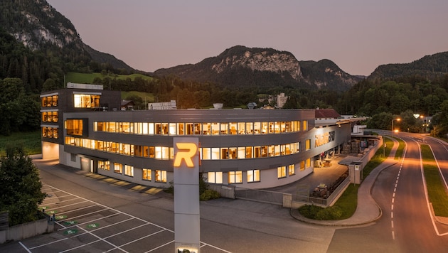 Die imposante Zentrale in Schwoich nahe Kufstein, hier wurden die Neuerungen am Dienstag bekannt ...