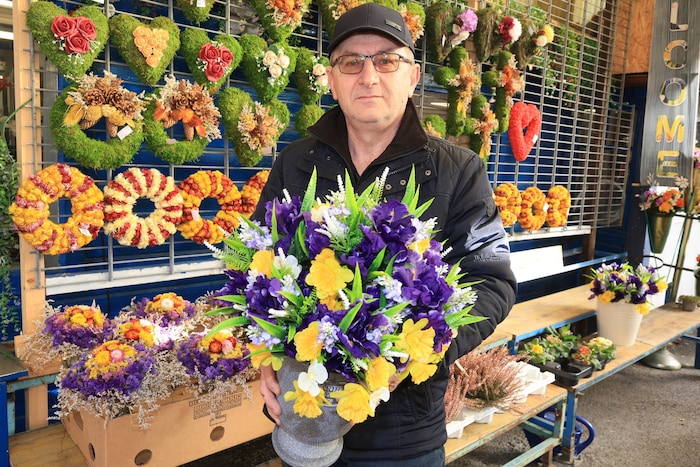 Friedhofsgärtner Agron Bekteshi ist vom blutigen Vorfall tief betroffen, er fürchtet aber auch ...