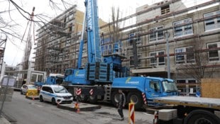 Das Container-Spital am Grund des einstigen Böhler-Spital- Parkhauses nimmt Gestalt an. Als Ziel ...