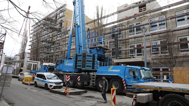 Das Container-Spital am Grund des einstigen Böhler-Spital- Parkhauses nimmt Gestalt an. Als Ziel ...