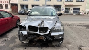Der schwerbeschädigte BMW, im Hintergrund die Volksschule Engerthstraße. 