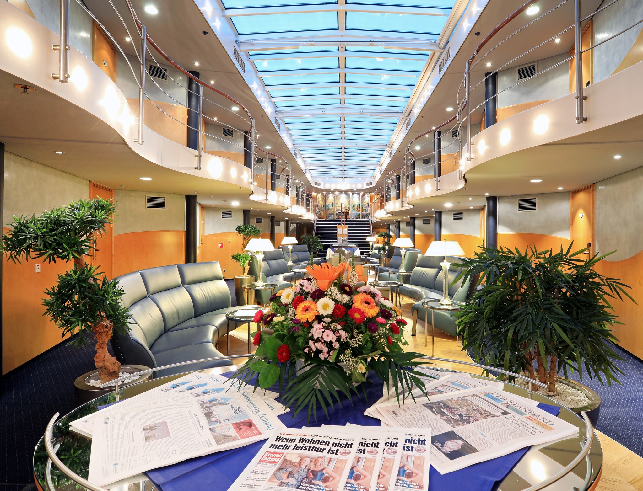 An Bord der MS Primadonna herrscht keine Enge – die Aula lädt zum Verweilen ein.