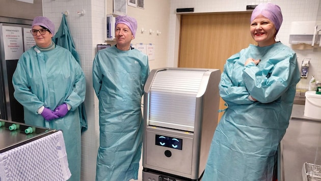 Gabriele Holzknecht (Leiterin Aufbereitung, li.), Gerald Slamanig (Bereichsverwalter Department ...