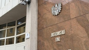 Die Frau sitzt in der JA Linz.