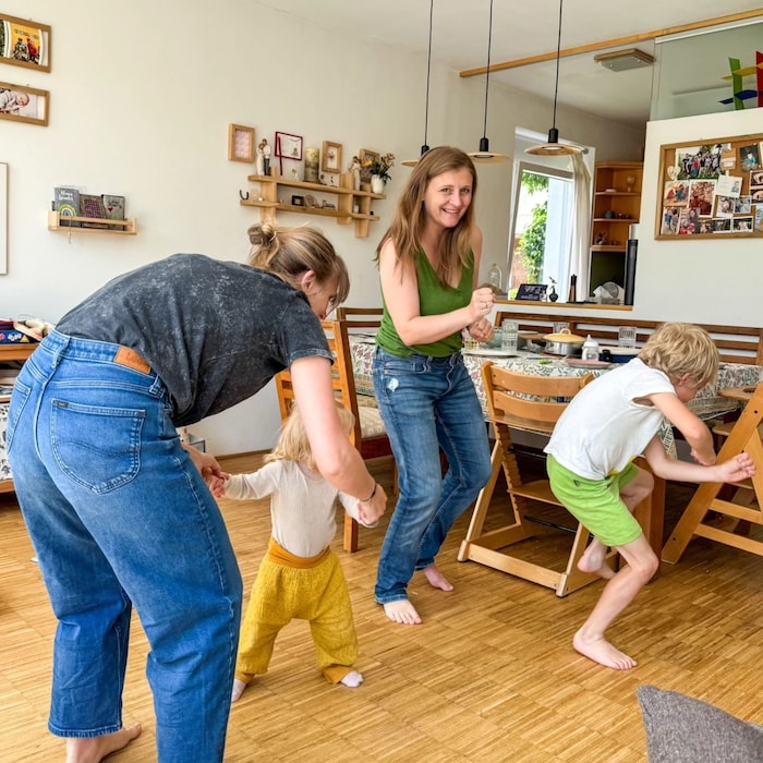 Die beiden zweijährigen Kinder der Schwestern kamen binnen drei Wochen zur Welt.