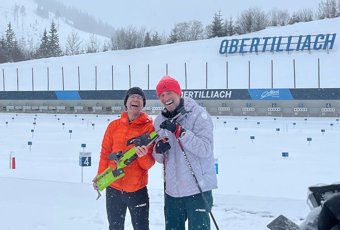 Jürgen Klopp (re.) bekam von Ole Einar Björndalen Biathlon beigebracht.