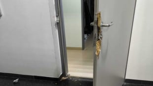 Eine der aufgebrochenen Türen in der Mittelschule Steyregg