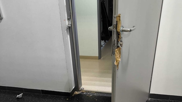 Eine der aufgebrochenen Türen in der Mittelschule Steyregg