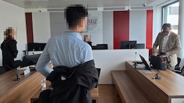 Der Angeklagte weiß nicht recht, wo er Platz nehmen muss. Dabei kennt er sich am Landesgericht ...