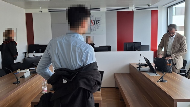 Der Angeklagte weiß nicht recht, wo er Platz nehmen muss. Dabei kennt er sich am Landesgericht ...