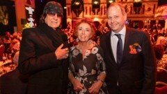 Malerfürst Gottfried Helnwein mit Gastgeberin Inge Klingohr und Sohn Niki Klingohr gemeinsam für ...