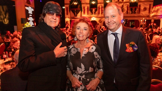 Malerfürst Gottfried Helnwein mit Gastgeberin Inge Klingohr und Sohn Niki Klingohr gemeinsam für ...