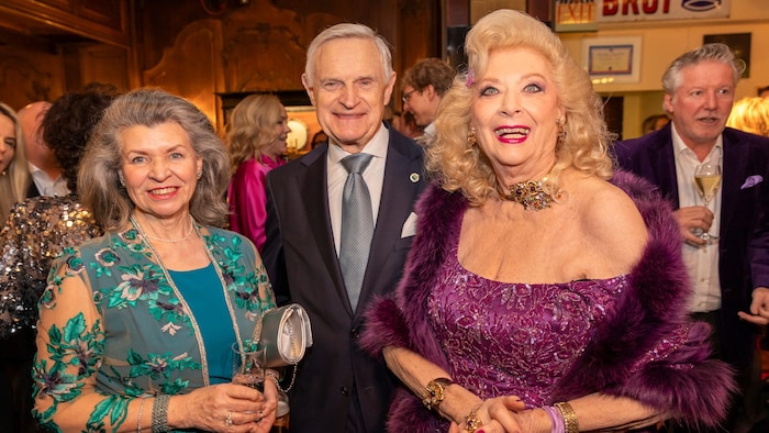 Christine Zach, Thomas Schäfer-Elmayer, Kloster-Gängerin Birgit Sarata (v.li.).