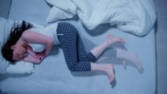 Beschwerden treten meist während der Nacht oder tagsüber bei Inaktivität auf.