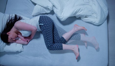 Beschwerden treten meist während der Nacht oder tagsüber bei Inaktivität auf.