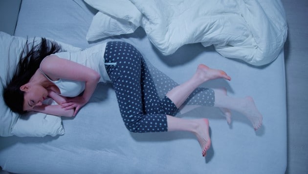 Beschwerden treten meist während der Nacht oder tagsüber bei Inaktivität auf.