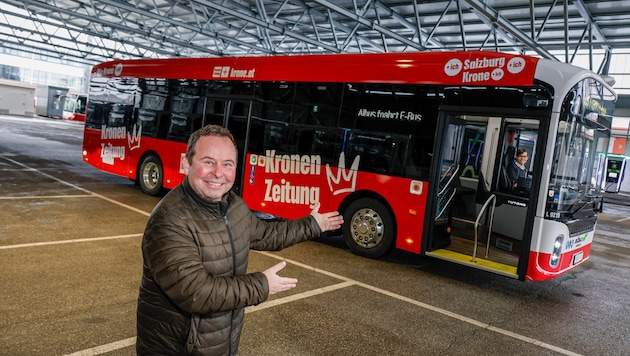 Albus-Chef Häckl ist zufrieden mit dem neuen E-Bus im „Krone“-Look.