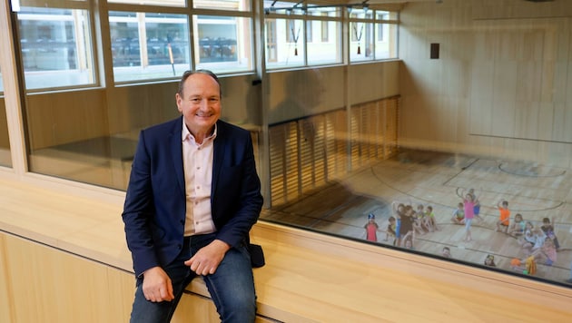 Ortschef Adi Hinterhauser freut sich über den neuen Turnsaal.