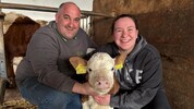 Kalb „Paule“ mit Landwirt Johann und Tochter Johanna im Stall