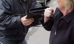 Einer 90-Jährigen wurde brutal die Handtasche entrissen. (Symbolbild)