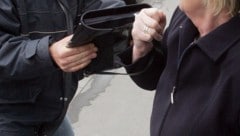 Der Unbekannte folgte seinem Opfer den gesamten Weg von der Bank bis zur Wohnungstür – und ...