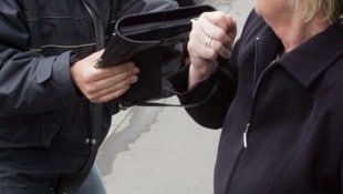 Der Unbekannte folgte seinem Opfer den gesamten Weg von der Bank bis zur Wohnungstür – und ...