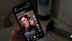 Beim „Bone Smashing“ brechen sich junge Männer absichtlich ihre Gesichtsknochen, ...