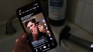 Beim „Bone Smashing“ brechen sich junge Männer absichtlich ihre Gesichtsknochen, ...