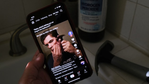 Beim „Bone Smashing“ brechen sich junge Männer absichtlich ihre Gesichtsknochen, um ...