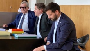 Der Bludenzer Bürgermeister Simon Tschann (im Vordergrund) bei der Verhandlung im Landesgericht ...