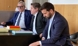 Der Bludenzer Bürgermeister Simon Tschann (im Vordergrund) bei der Verhandlung im Landesgericht ...