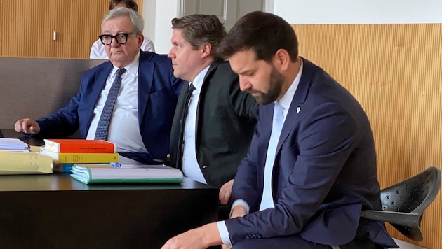 Der Bludenzer Bürgermeister Simon Tschann (im Vordergrund) bei der Verhandlung im Landesgericht ...