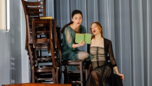 Tatev Baroyan als Tatjana (li.) mit Therese Troyer, die in der Oper ihre Schwester Olga spielt.