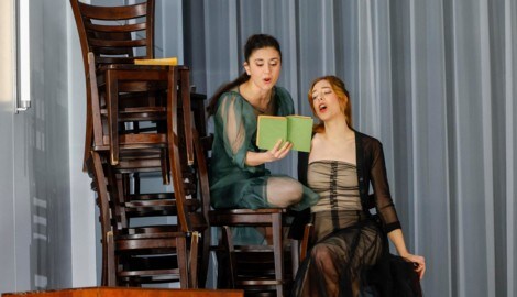 Tatev Baroyan als Tatjana (li.) mit Therese Troyer, die in der Oper ihre Schwester Olga spielt.